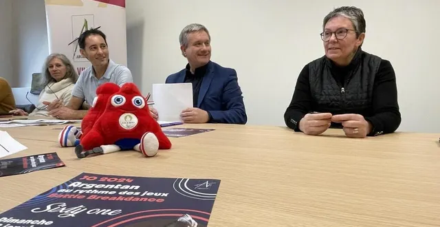 photo  yannick jouadé (adjoint aux sports) frédéric leveillé (maire) et corinne chassac (responsable du service des sports).  &copy;  ouest-france 