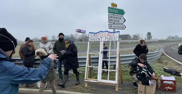 photo  une cinquantaine de personnes se sont rassemblées à l’échangeur de durcet, sur la 2x2 voies entre flers et briouze (orne), à l’initiative du collectif la déroute des routes.  &copy;  ouest-france 