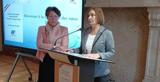 photo  nathalie dupont, maire de laigné-en-belin (sarthe), a annoncé la grande nouvelle en compagnie de mathilde plu, maire de saint-gervais-en-belin (sarthe)  &copy;  . ouest-france 