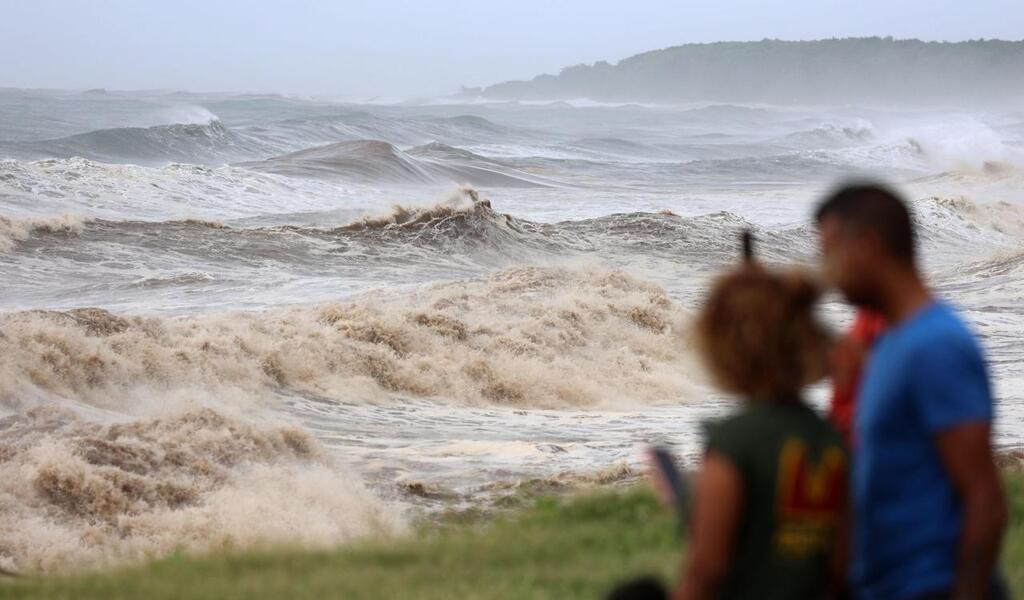 EN IMAGES. Rafales de vent, vagues, crues… Les premiers dégâts du cyclone  Belal à La Réunion 