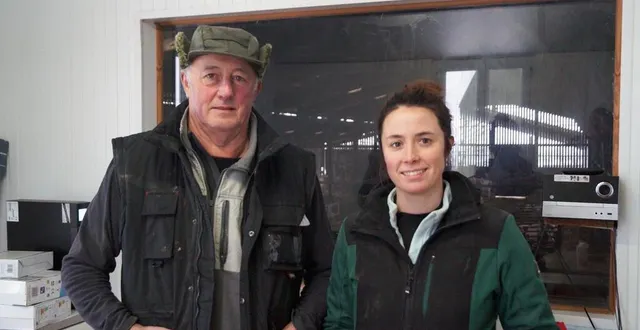 photo  un passage de témoin, mûrement réfléchi entre alain prunier et sa fille lucie, qui est désormais la cheffe d’exploitation de la ferme de la talboisière.  &copy;  ouest-france 