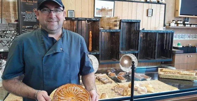 photo  julien marsal et sa fameuse galette frangipane, devant les nombreuses récompenses récoltées depuis qu’il est à la tête de père pain pain.  &copy;  ouest-france 