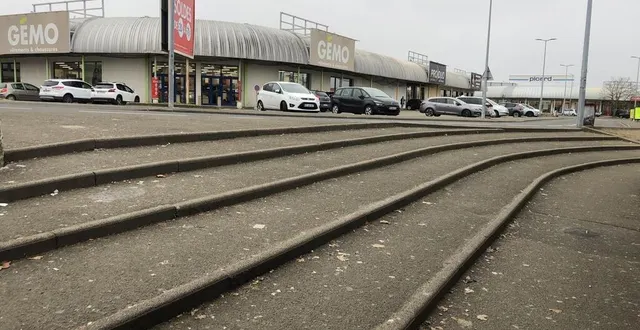 photo  les marches que la voiture a dévalées avant de percuter une mère projetée contre la façade du magasin action.  &copy;  archives ouest-france 