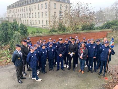 photo Les seize jeunes avec, au centre, Julien Miniconi, sous-préfet de Coutances, Dany Ledoux, conseillère départementale, et le lieutenant-colonel Philippe Traon, commandant en second du groupement de gendarmerie de la Manche. Ouest-France 