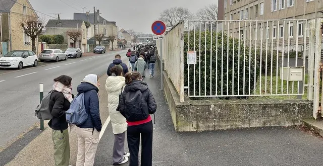 photo  élèves et membres du personnel ont évacué le lycée raphaël-élizé de sablé-sur-sarthe, ce lundi 15 janvier 2024, à la suite d’une alerte à la bombe.  &copy;  ouest-france 