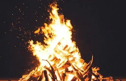 photo  un feu de joie pour ce premier carnaval.  &copy;  le maine libre 