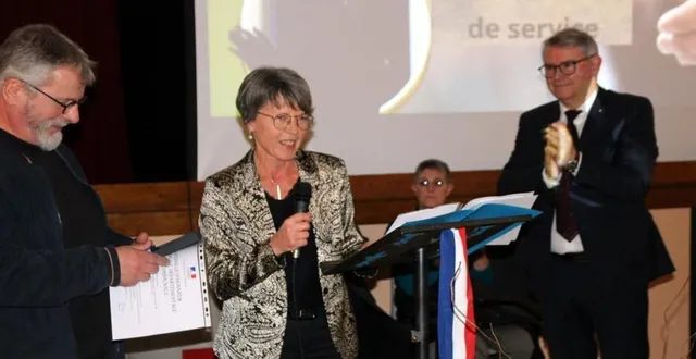 photo  dominique dhommée (à gauche) a reçu la médaille d’honneur communale des mains d’annie paugoy, adjointe.  &copy;  le maine libre 