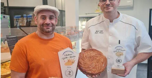 photo  employé et patron galettes et récompenses en main  &copy;  maison tollet 