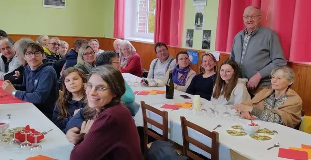 photo  les nouveaux habitants ont pu partager la galette lors des vœux à la population.  &copy;  ouest-france 