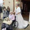 photo  marine et sa femme ambre à la sortie de la mairie de savigné-l’évêque. 