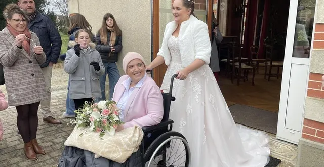 photo  marine et sa femme ambre à la sortie de la mairie de savigné-l’évêque.  &copy;  le maine libre 