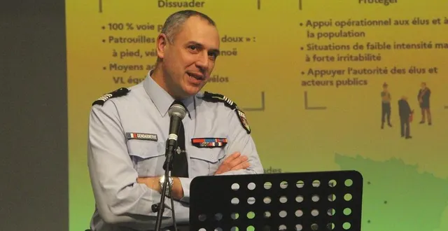 photo  le colonel tanguy landais a expliqué ce que sera la brigade mobile de gendarmerie de sainte-gemmes-sur-loire.  &copy;  ouest-france 