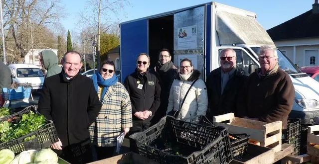 photo  des élus de la communauté de communes, des partenaires et des participants lors du lancement de l’opération sur le marché de la suze-sur-sarthe.   &copy;  le maine libre 