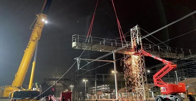 photo  dans le cadre du programme national de renouvellement de son infrastructure, sncf réseau remplace onze portiques caténaires, en gare du mans.  &copy;  sncf réseau 