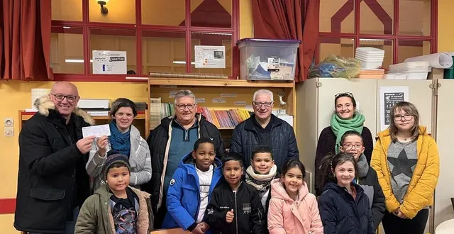 photo  l’association du comité des fêtes henri-dunant a remis un chèque de 500 € à l’école jules-ferry, à la flèche, et participe ainsi au projet pédagogique de l’équipe enseignante pour emmener tous les élèves en classe découverte en avril.  &copy;  ouest-france 