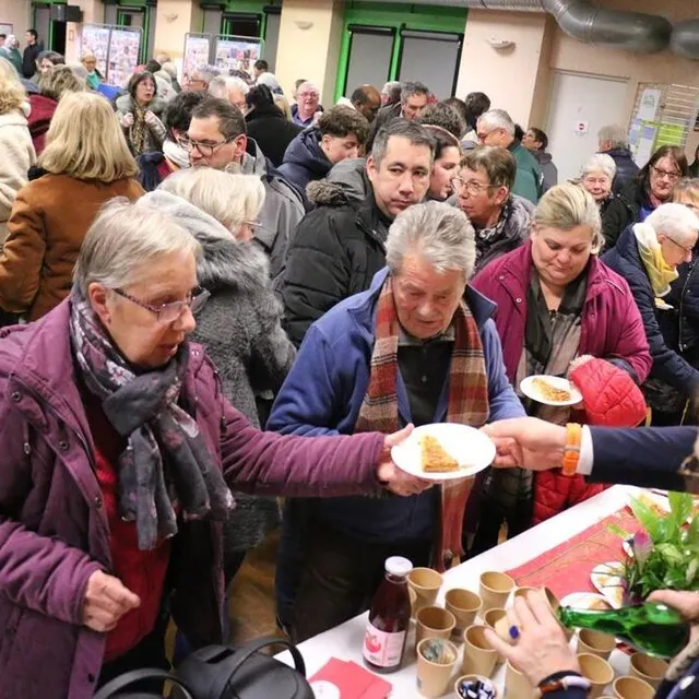photo les personnes présentes ont partagé une part de galette à l’issue de la rencontre.  ©  ouest-france