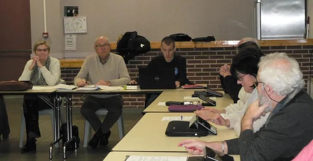 photo  francis belluau, maire, a informé les élus que stade de football portera officiellement le nom de roger augustinus.  &copy;  ouest-france 