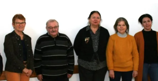 photo  nicolas bottras et marie-annick lemaire, coordonnateur et adjointe, et les cinq agents recenseurs.  &copy;  le maine libre 