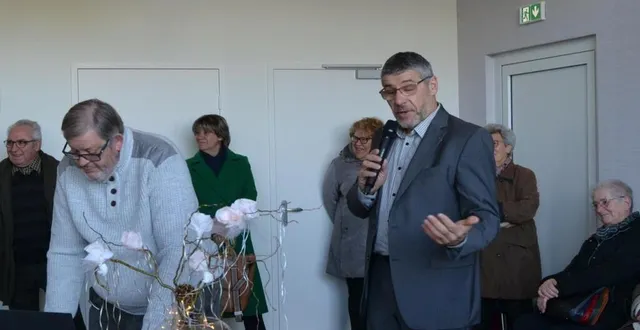 photo  au premier plan le premier adjoint jean-christophe prévost et le maire philippe biaud.  &copy;  le maine libre 