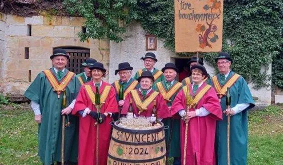 photo  les membres de la confrérie en grande tenue.  &copy;  le maine libre 