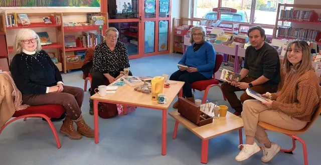 photo  maïté, monique, christine, du club de lecture, accompagnées par nicolas morin, responsable de la médiathèque et par clémentine, stagiaire en deuxième année de licence d’histoire et bénévole à la médiathèque.  &copy;  ouest-france 