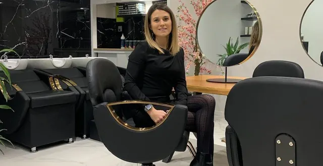 photo  axelle tranchard dans son salon de coiffure.  &copy;  le maine libre 