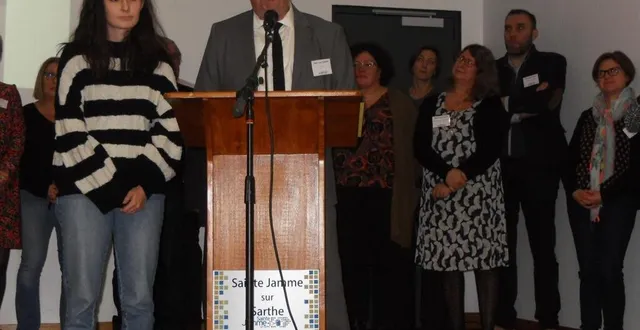 photo  jean-luc suhard présentant clara evrard, qui participera aux jeux olympique de paris.  &copy;  le maine libre 