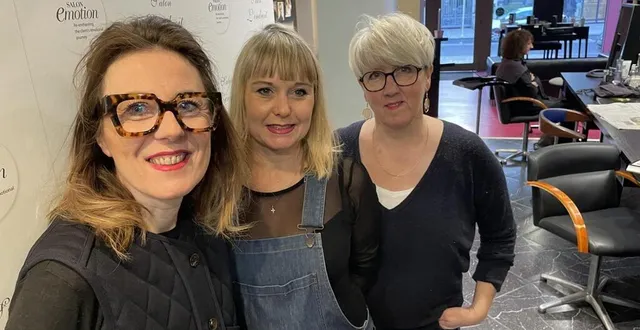 photo  patronne du salon de coiffure l’endroit, murielle beauvais (à gauche) emmène toute son équipe, dont fanny et valou (de gauche à droite), pour mener une nouvelle aventure professionnelle au 76, place de la halle au blé.  &copy;  ouest-france 