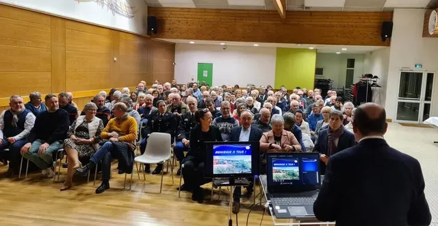 photo  les athisiennes et athisiens sont venus nombreux à la présentation des vœux du maire, alain lange pour 2024, à la salle des fêtes.  &copy;  mairie atvdr 