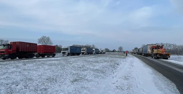 photo  mardi 9 janvier 2024, le long de la rocade de bellême, les gendarmes ont fait stopper les poids lourds.  &copy;  archives ouest-france 