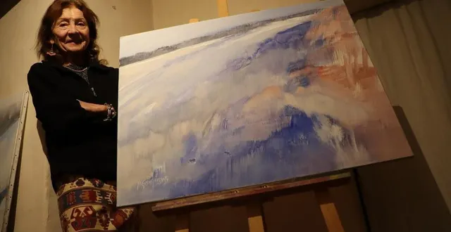 photo  michèle gosnet-frassetto aux côtés de son tableau « souffle ligérien » qu’elle expose du 18 au 21 janvier 2024, à la grande halle de la villette, à paris.  &copy;  ouest-france 