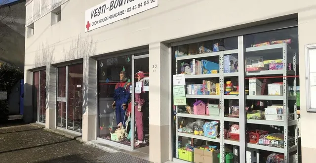 photo  la vestiboutique de la croix-rouge, rue pasteur, à la flèche (sarthe), va connaître un coup de jeune cette année. on peut notamment y trouver des vêtements d’occasion à petit prix.  &copy;  ouest-france 