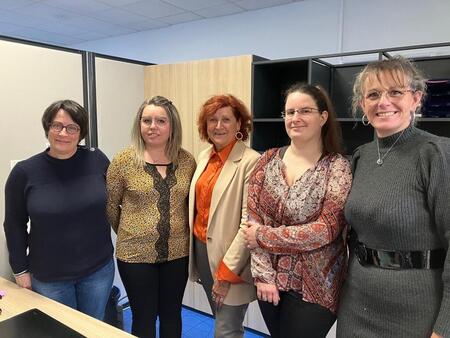 photo Les quatre agentes recenseuses (Perrine Bedoiseau, Élodie Lebrun, Colette Duval, Marion Laurent) en compagnie de Véronique Cadic, responsable de l’état-civil à la mairie. Ouest-France 