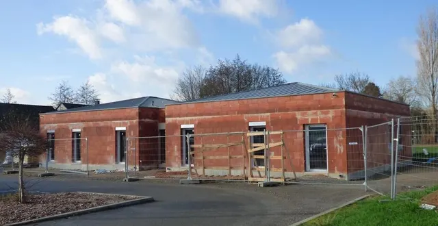 photo  la maison des assistantes maternelles de bazouges-cré-sur-loir est en cours de construction. son ouverture est prévue en avril prochain. le bâtiment comprendra également une salle pour les associations.  &copy;  ouest-france 
