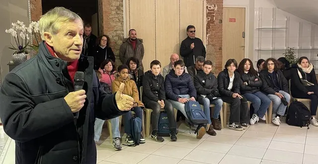 photo  en présence des membres du conseil municipal des jeunes d’alençon, joaquim pueyo a répondu aux questions des habitants invités au 38 de la rue aux sieurs, dans l’immeuble acheté par la ville pour accueillir l’office de tourisme.  &copy;  ouest-france 
