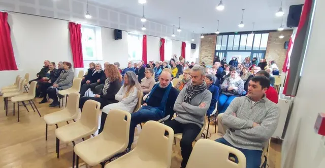 photo  à défaut d’entendre anaël robert leur présenter les projets 2024, les chalainois ont dû se contenter d’un plaidoyer pour sortir du sic et d’un cours de comptabilité budgétaire.  &copy;  co 