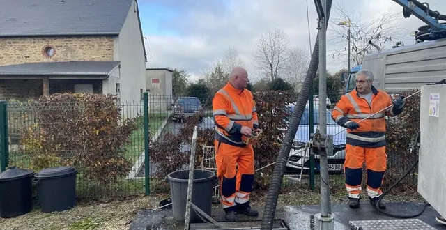 photo  deux agents du service de l’eau et de l’assainissement de flers agglo débouchent un poste de relèvement à briouze (orne) encombré par des lingettes.  &copy;  archive ouest-france 