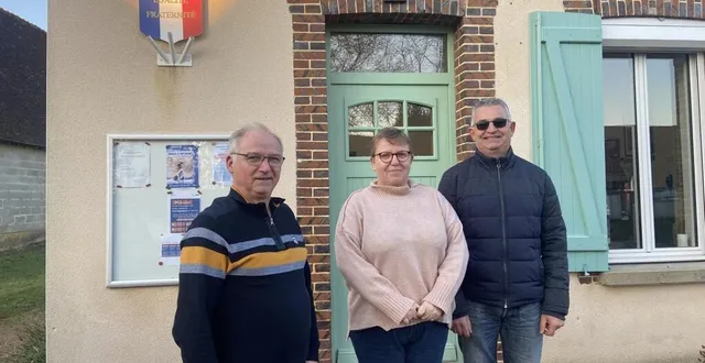 photo  depuis 2014, dominique couallier (à gauche) est maire de champrond. au quotidien, il gère la vie du village de 72 âmes, aux côtés de sylvia guillemin, secrétaire de mairie, et serge gautier, son adjoint.  &copy;  le maine libre 
