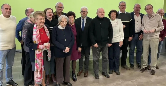 photo  les personnes qui ont reçu l’insigne en compagnie des quatre maires  &copy;  ouest-france 