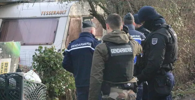 photo  une quarantaine de gendarmes ont encerclé le camp de roms à verrières-en-anjou, près d’angers (maine-et-loire) pour y mener une opération judiciaire.  &copy;  ouest-france 
