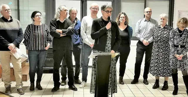 photo  la maire florence février, entourée de ses adjoints et conseillers, a présenté ses vœux à la population.  &copy;  le maine libre 