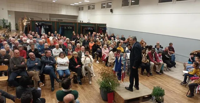 photo  la cérémonie traditionnelle des vœux du maire gérard lambert à la population a eu lieu à la salle des fêtes en présence du conseil municipal et du conseil municipal jeune.  &copy;  ouest-france 