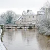 photo  le fleuve orne est bien haut sous le pont de baja, en centre-ville d’argentan. 