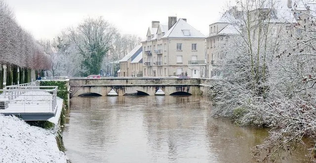 photo  le fleuve orne est bien haut sous le pont de baja, en centre-ville d’argentan.  &copy;  jean-claude desserre 