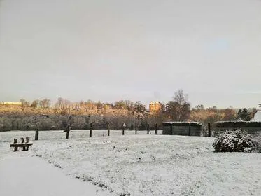 photo à écouché-les-vallées, un léger rayon de soleil vient dorer le paysage blanc.  ©  floriane coulon