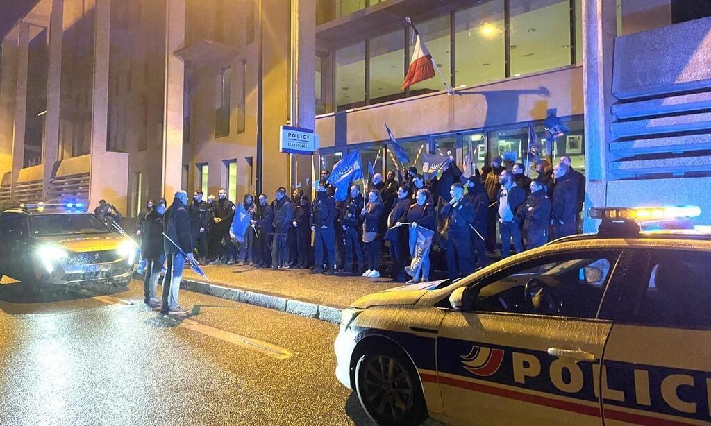 Privés De Congés Pendant Les Jo 2024 200 Policiers Manifestent Devant Le Commissariat De Nantes 5116