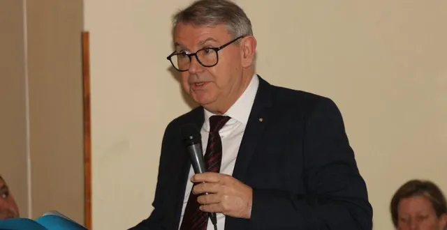 photo  dominique covemaeker, maire, a exposé les projets 2024 lors de la cérémonie des vœux.  &copy;  ouest-france 