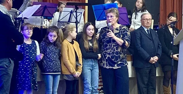 photo  la maire carole roger, au micro, lors de la cérémonie de vœux de la commune, samedi 13 janvier 2024, accompagnée en musique par l’harmonie municipale de malicorne-mézeray.  &copy;  ouest-france 