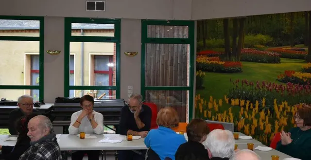 photo  simone bourlier au centre, présidente de l’association des seniors de courgenard.  &copy;  le maine libre 