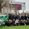 photo  l’équipe senior, les enfants de l’école de foot, les membres du colsg et les présidents du club des supporters réunis. 